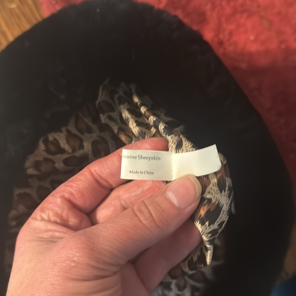 BRAND NEW CLOUDNINE SHEEPSKIN CLOCHE HAT in Black with leopard print satin liner - Picture 12 of 12